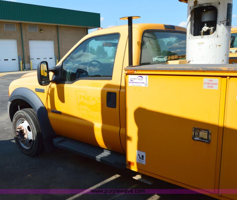 image for item H2928 2006 Ford F550 aerial bucket truck