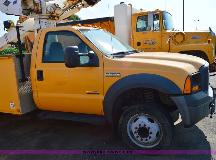 image for item H2928 2006 Ford F550 aerial bucket truck
