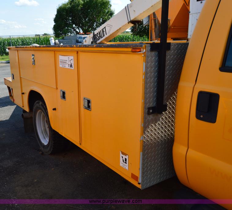 image for item H2928 2006 Ford F550 aerial bucket truck