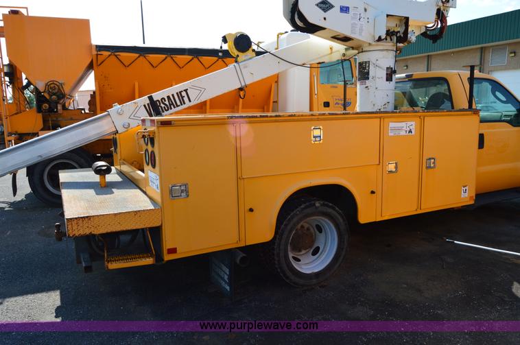 image for item H2928 2006 Ford F550 aerial bucket truck