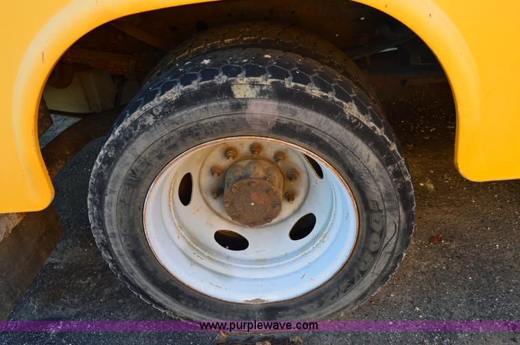 image for item H2928 2006 Ford F550 aerial bucket truck