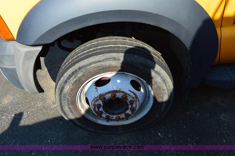 image for item H2928 2006 Ford F550 aerial bucket truck