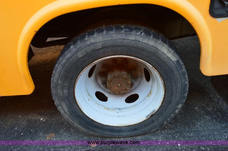 image for item H2928 2006 Ford F550 aerial bucket truck