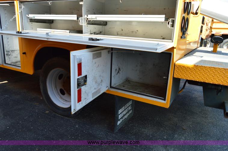 image for item H2928 2006 Ford F550 aerial bucket truck