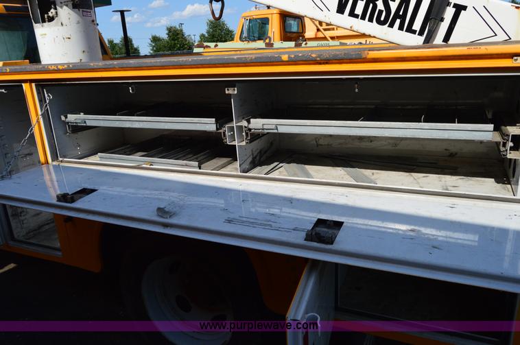 image for item H2928 2006 Ford F550 aerial bucket truck