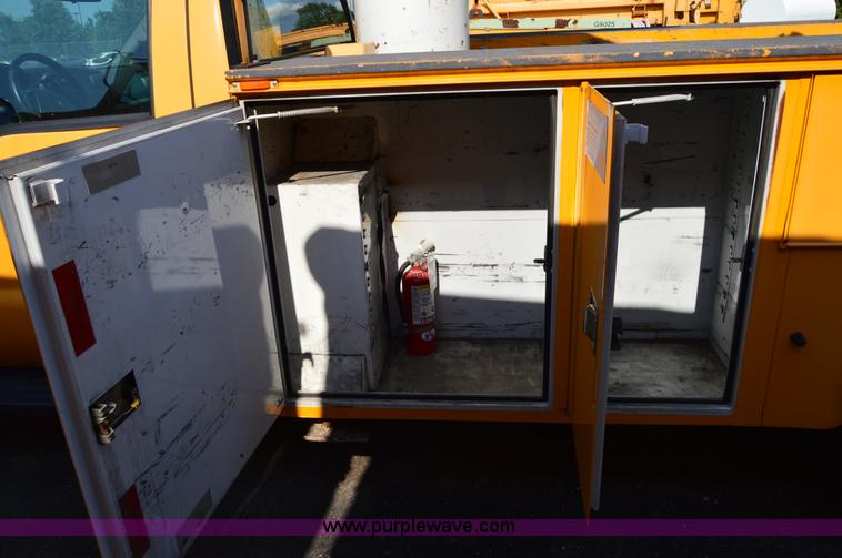 image for item H2928 2006 Ford F550 aerial bucket truck