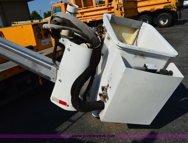 image for item H2928 2006 Ford F550 aerial bucket truck