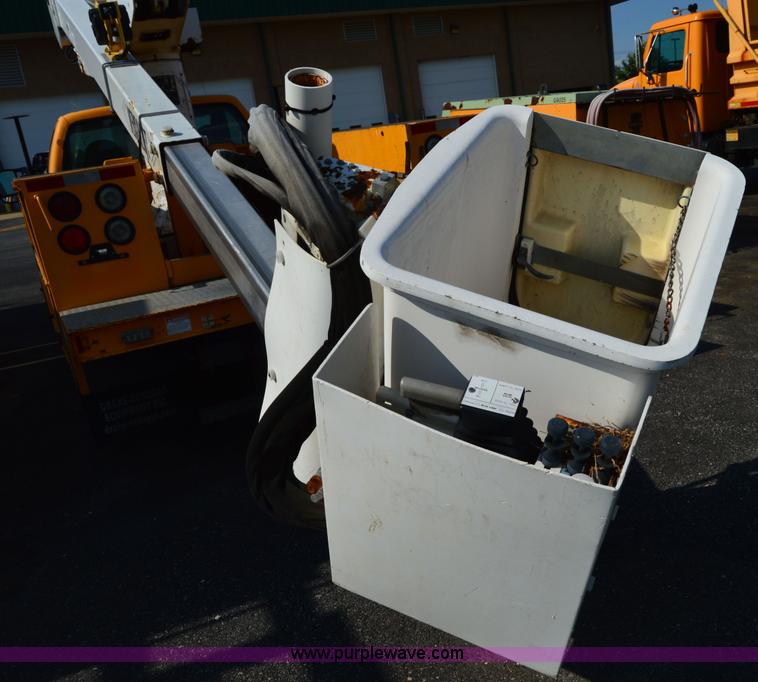 image for item H2928 2006 Ford F550 aerial bucket truck
