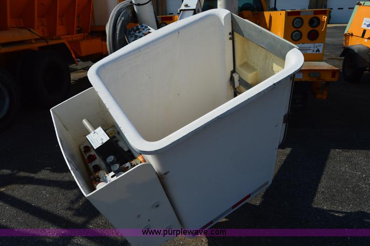 image for item H2928 2006 Ford F550 aerial bucket truck