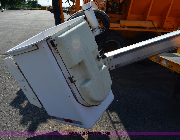 image for item H2928 2006 Ford F550 aerial bucket truck