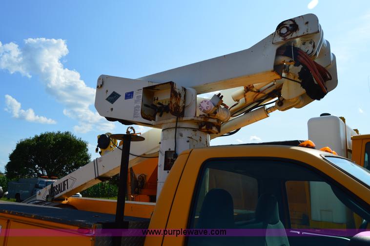 image for item H2928 2006 Ford F550 aerial bucket truck