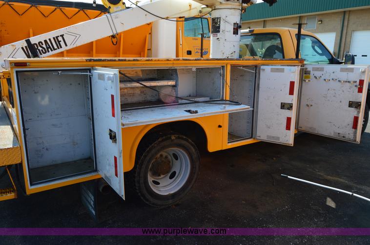 image for item H2928 2006 Ford F550 aerial bucket truck