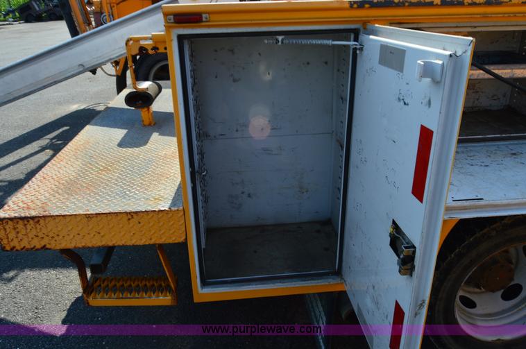 image for item H2928 2006 Ford F550 aerial bucket truck