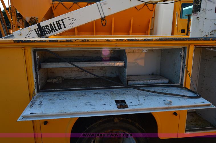 image for item H2928 2006 Ford F550 aerial bucket truck