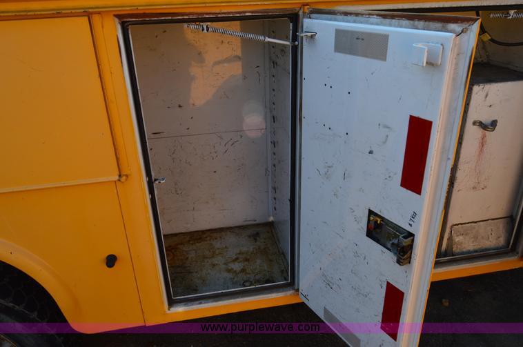 image for item H2928 2006 Ford F550 aerial bucket truck