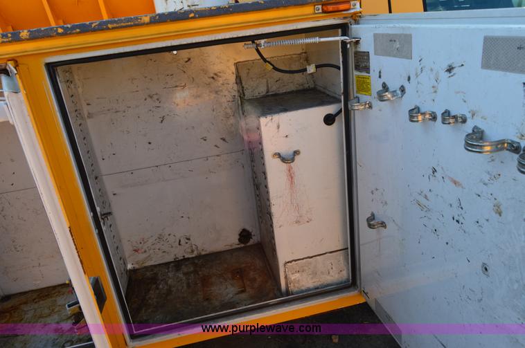 image for item H2928 2006 Ford F550 aerial bucket truck