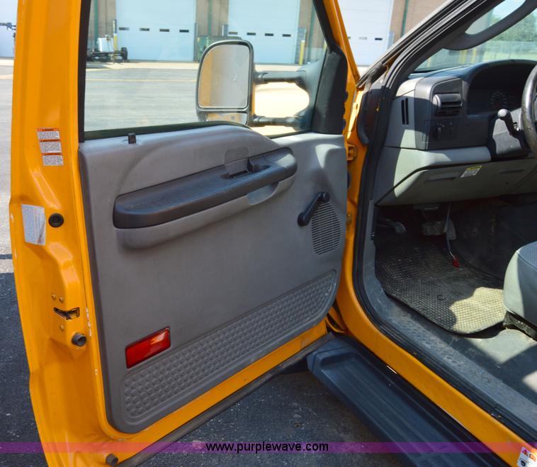 image for item H2928 2006 Ford F550 aerial bucket truck