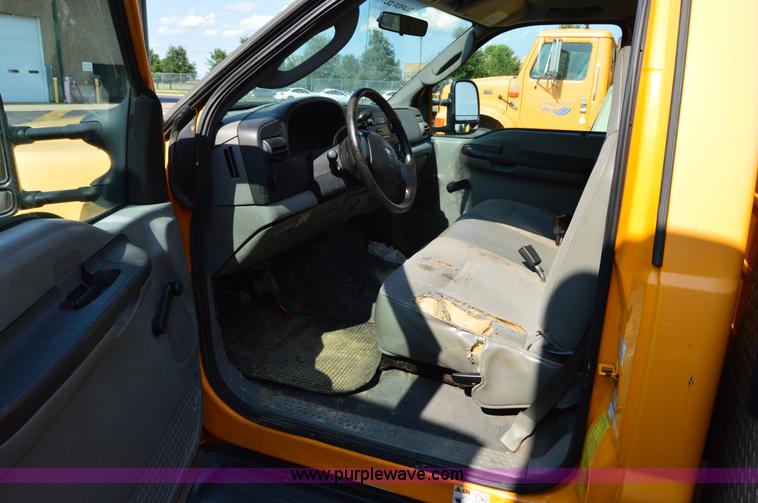 image for item H2928 2006 Ford F550 aerial bucket truck