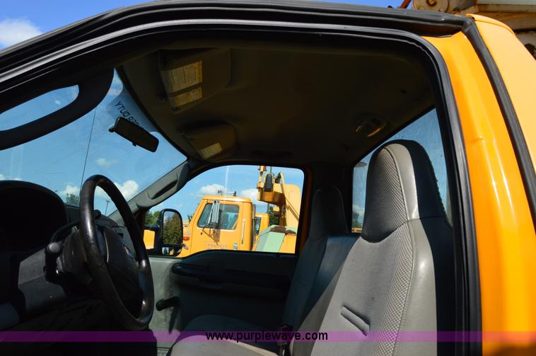 image for item H2928 2006 Ford F550 aerial bucket truck