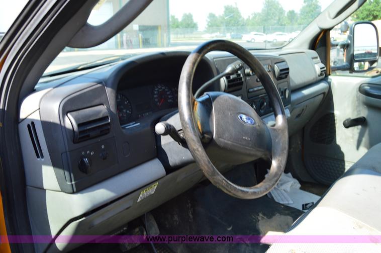 image for item H2928 2006 Ford F550 aerial bucket truck