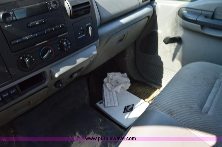 image for item H2928 2006 Ford F550 aerial bucket truck