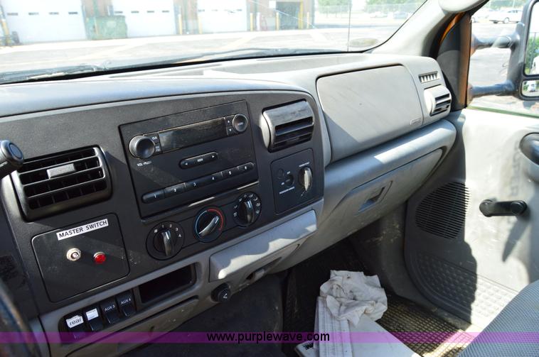 image for item H2928 2006 Ford F550 aerial bucket truck