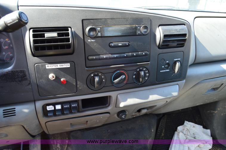 image for item H2928 2006 Ford F550 aerial bucket truck