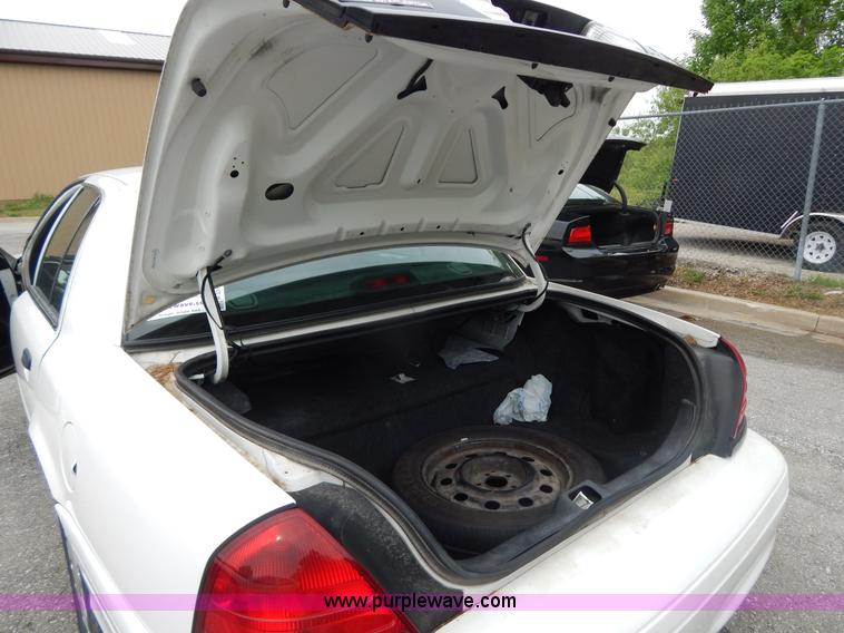 image for item H3377 2006 Ford Crown Victoria Police Interceptor