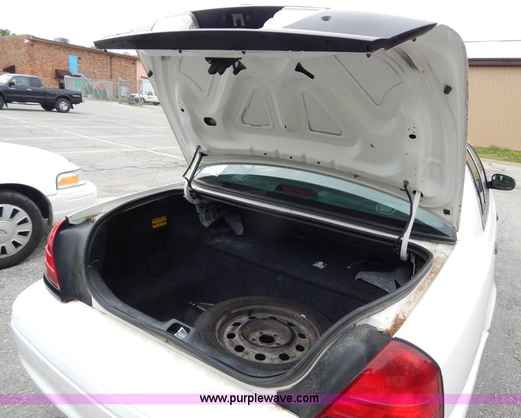 image for item H3377 2006 Ford Crown Victoria Police Interceptor