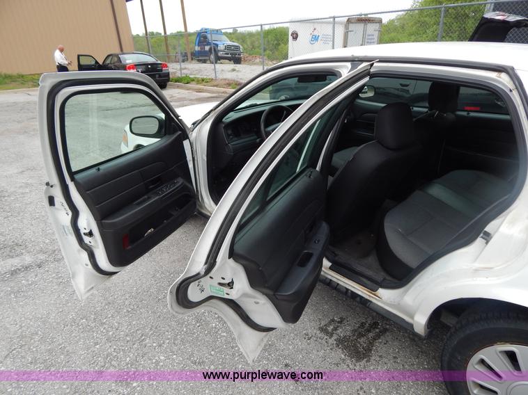 image for item H3377 2006 Ford Crown Victoria Police Interceptor