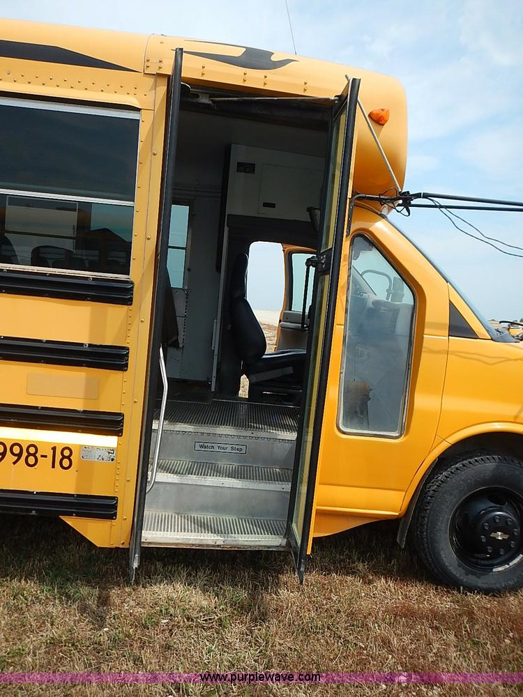 image for item I3559 1998 Chevrolet G3500 school bus
