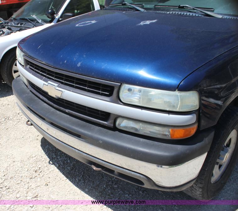 image for item I7288 2002 Chevrolet Tahoe SUV