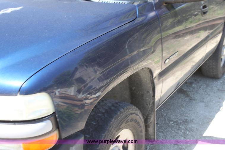 image for item I7288 2002 Chevrolet Tahoe SUV