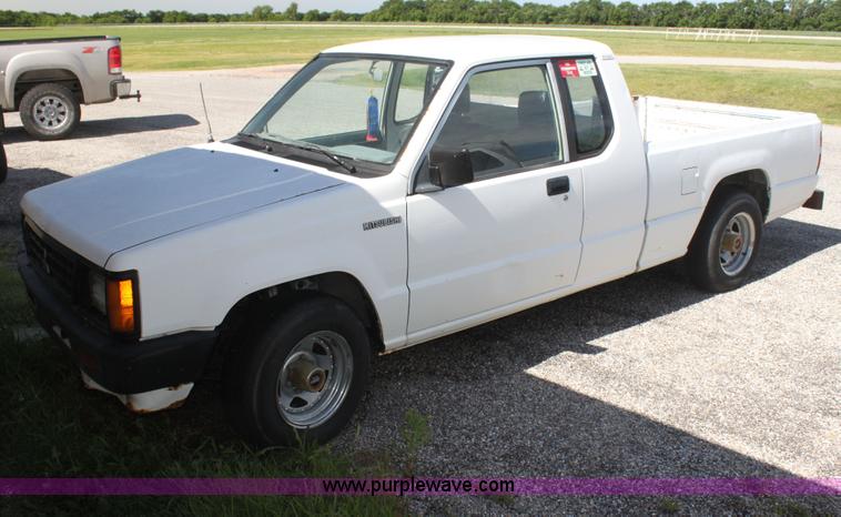 image for item I7290 1991 Mitsubishi Mighty Max Macrocab pickup truck