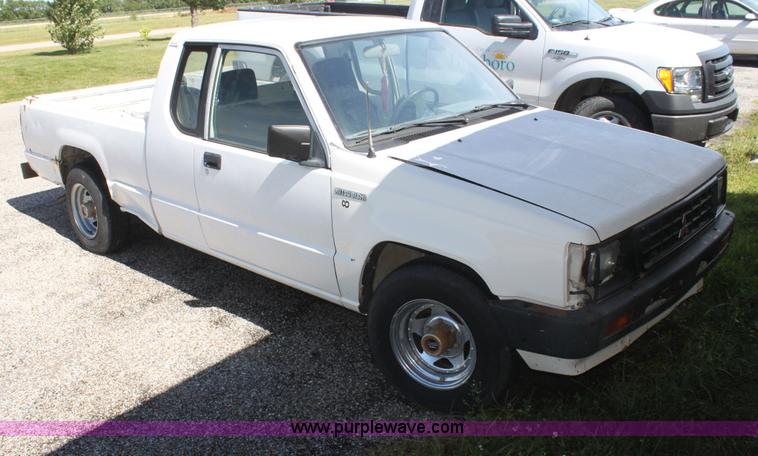 image for item I7290 1991 Mitsubishi Mighty Max Macrocab pickup truck