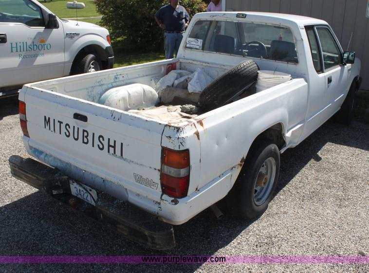 image for item I7290 1991 Mitsubishi Mighty Max Macrocab pickup truck