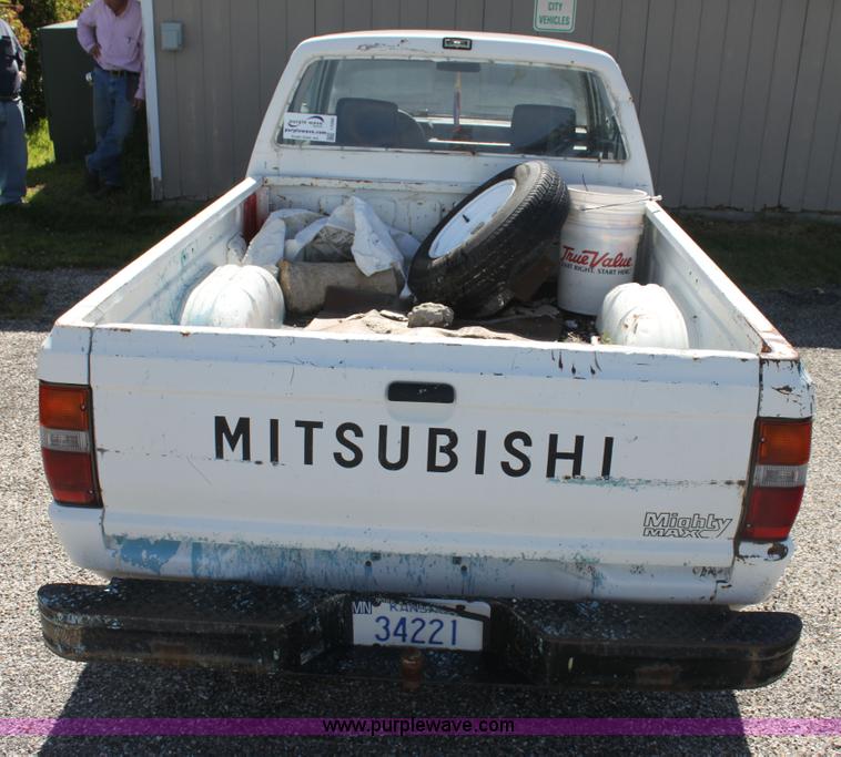 image for item I7290 1991 Mitsubishi Mighty Max Macrocab pickup truck