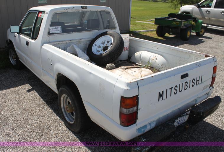 image for item I7290 1991 Mitsubishi Mighty Max Macrocab pickup truck