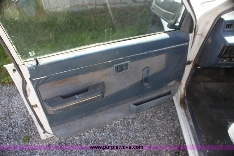 image for item I7290 1991 Mitsubishi Mighty Max Macrocab pickup truck