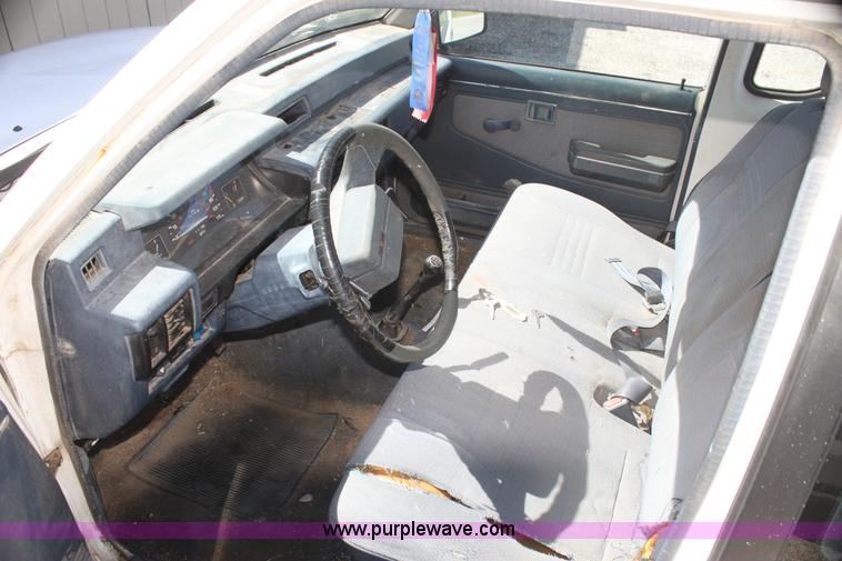 image for item I7290 1991 Mitsubishi Mighty Max Macrocab pickup truck