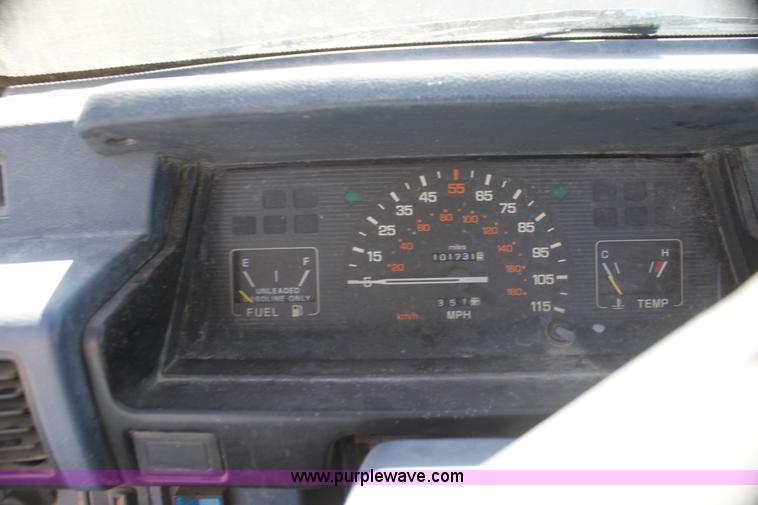 image for item I7290 1991 Mitsubishi Mighty Max Macrocab pickup truck
