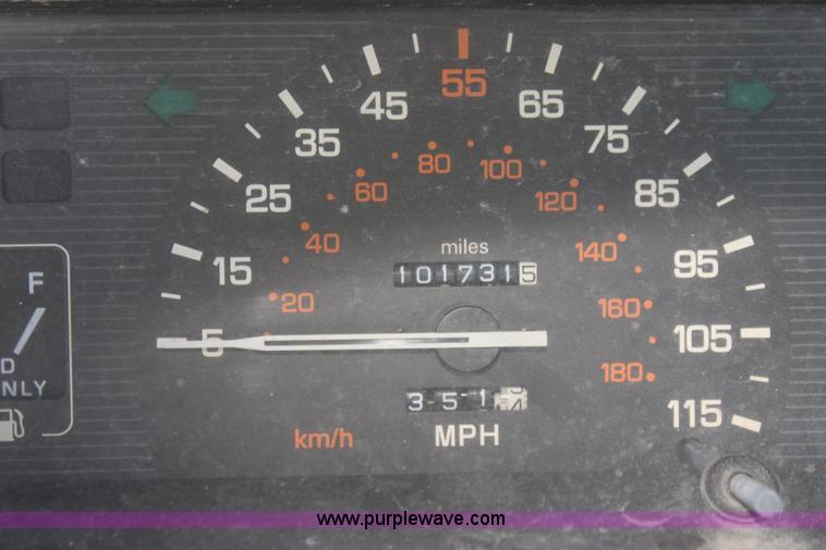 image for item I7290 1991 Mitsubishi Mighty Max Macrocab pickup truck