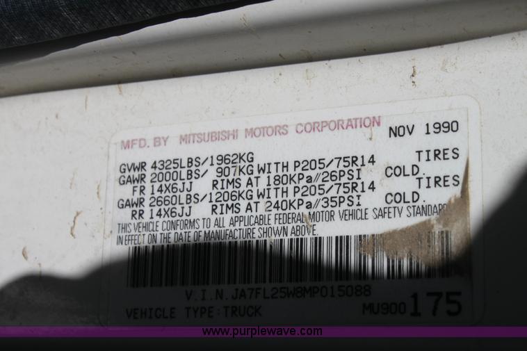 image for item I7290 1991 Mitsubishi Mighty Max Macrocab pickup truck