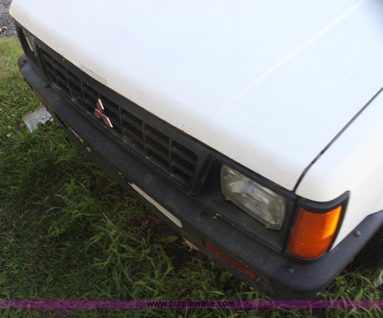 image for item I7290 1991 Mitsubishi Mighty Max Macrocab pickup truck