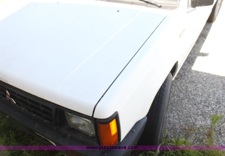 image for item I7290 1991 Mitsubishi Mighty Max Macrocab pickup truck