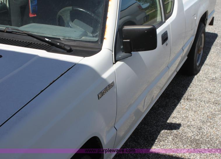 image for item I7290 1991 Mitsubishi Mighty Max Macrocab pickup truck