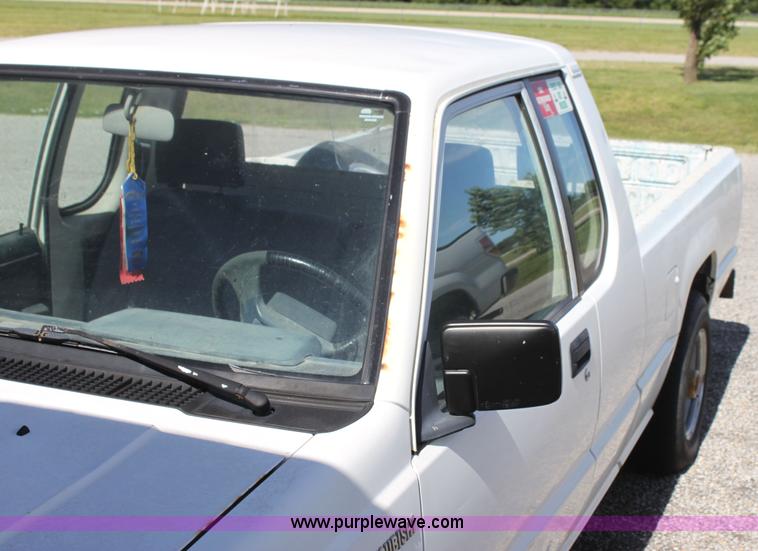 image for item I7290 1991 Mitsubishi Mighty Max Macrocab pickup truck