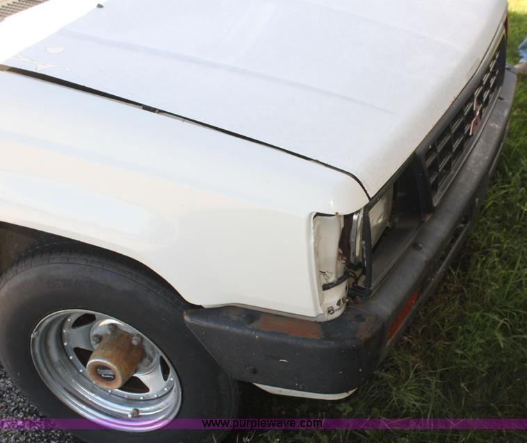 image for item I7290 1991 Mitsubishi Mighty Max Macrocab pickup truck