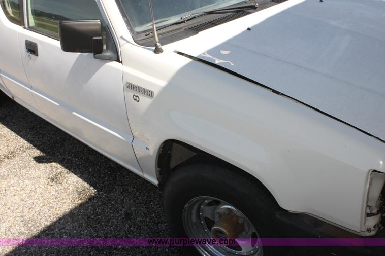image for item I7290 1991 Mitsubishi Mighty Max Macrocab pickup truck