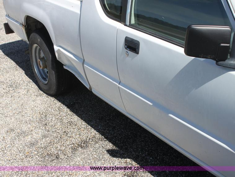 image for item I7290 1991 Mitsubishi Mighty Max Macrocab pickup truck